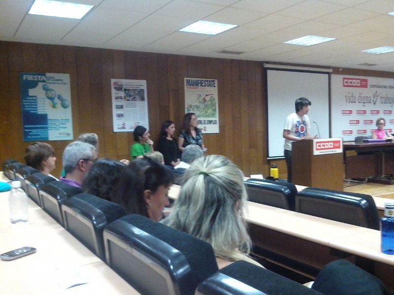Presentando la consulta en la asamblea de Marea Verde Madrid